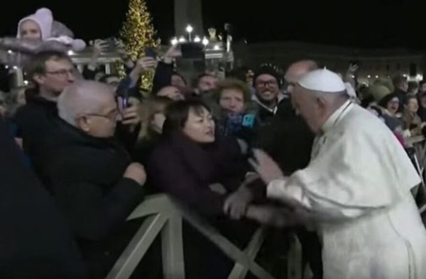 Pope Francis apologises for slapping woman who yanked his hand
