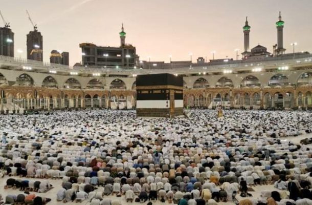 Saudi Arabia bars pilgrims as virus cases spread
