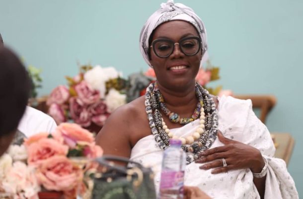 VIDEO: Ursula Owusu 'boogies' to Sarkodie's 'Ofeetso'