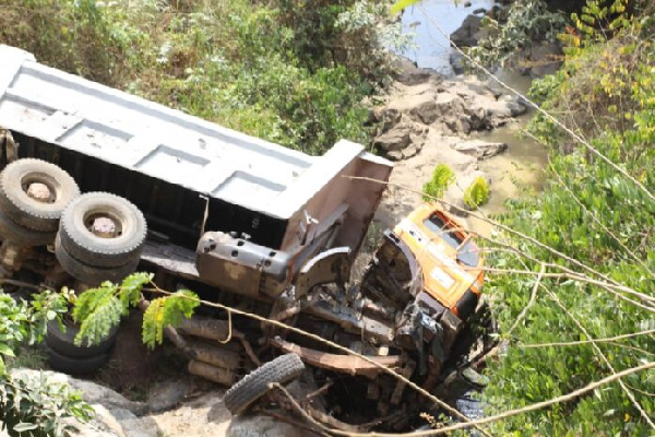 Tipper truck plunges into river on Koforidua-Mamfe road
