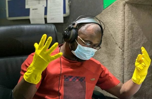 Concert! — Ghanaians deride Abeiku Santana after wearing gloves, mask to studio
