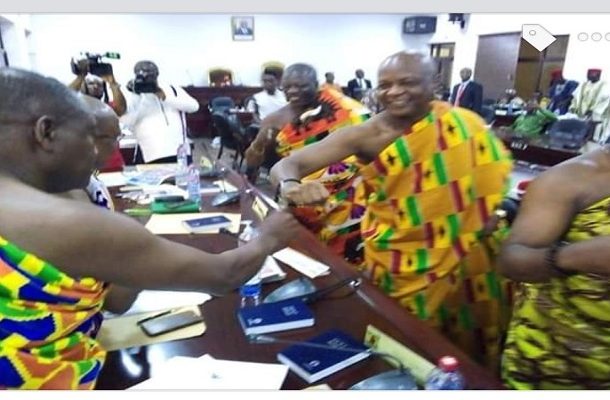 Coronavirus: Chiefs in Ghana introduce new “elbow-shaking”