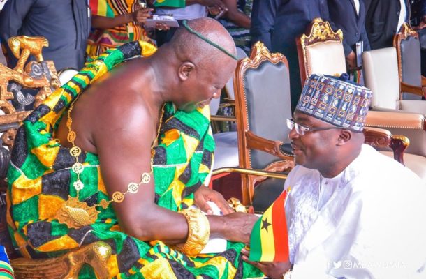 True humility! - Ghanaians unleash blessings on Veep for kneeling to greet Otumfuo