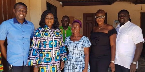Tourism Minister donates to aged entertainment personalities