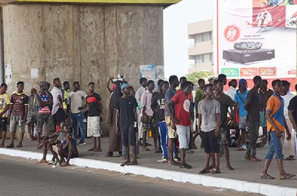 Lockdown: More Ghanaians besiege Nkrumah circle for food