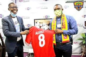 [PHOTOS+VIDEO] Citi FM's Bernard Avle receives branded Hearts of Oak Gifts Jersey from club