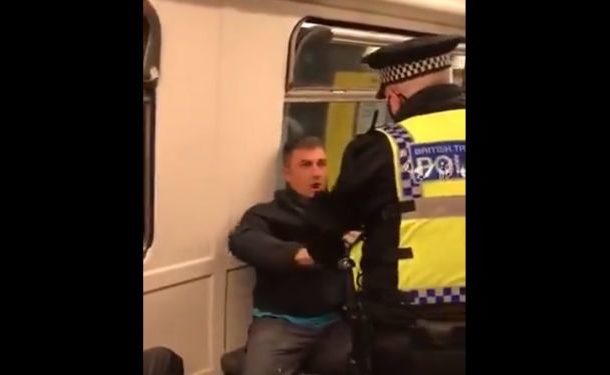 UK Man Pepper-Sprayed After His Refusal to Wear Mask on Train Leads to Brawl With Police - Video