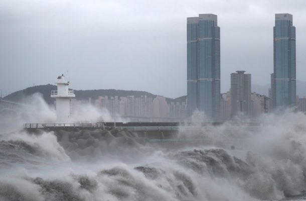 Typhoon topples trees, knocks out power in South Korea