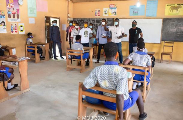 E/R: New Juaben South PC Okyere Baafi donates math-sets to BECE candidates