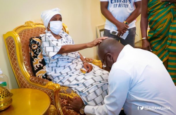 VIDEO: Asantehemaa prays for Dr. Bawumia
