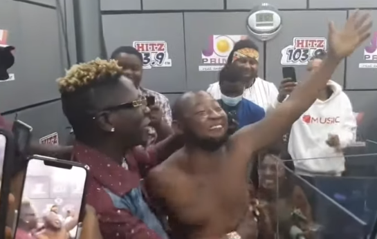 Shatta Wale cries after ‘trotro’ driver parks, pays back passengers to have a chat with him at Hitz FM [Video]