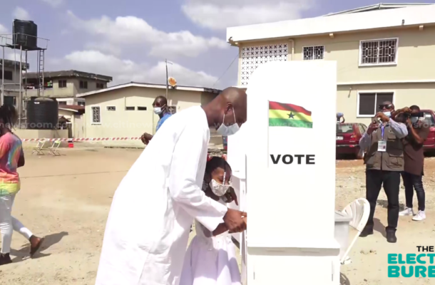 VIDEO: Asawase MP Muntaka Mubarak allows six-year-old daughter to thumbprint his ballot