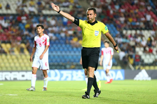 The referee does not understand the rules of scoring on the opponent's field