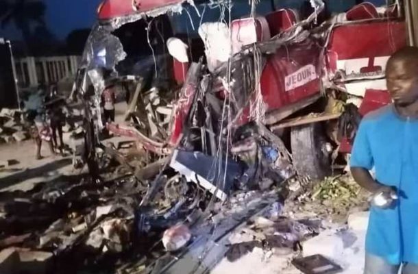 PHOTOS: 16 persons dead in a glory accident on Accra-Kumasi highway