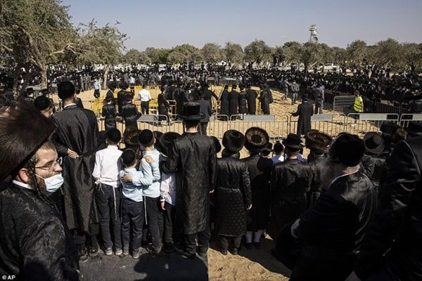 Thousands Attend Rabbi's funeral in Jerusalem, defying lockdown