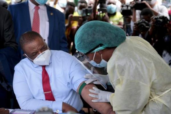 Zimbabwe's Vice-President takes Chinese Vaccine