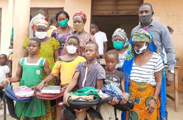 Sawla-Kalba: NPP’s Bonasco Seidu donates items to school children