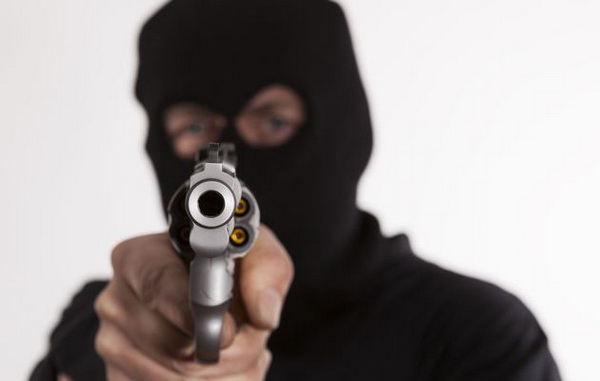 VIDEO: Gunmen shoot couple who exited from Bank in daylight robbery at Takoradi
