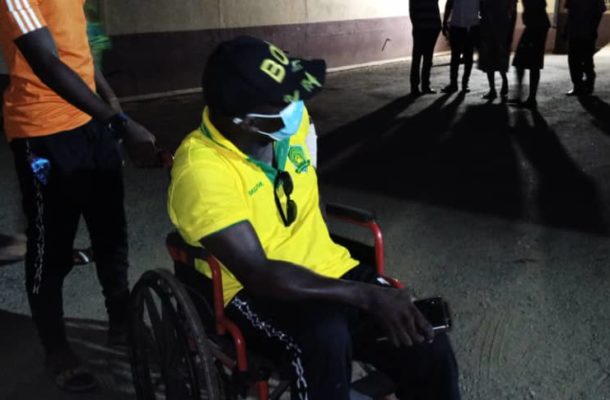 PHOTOS & VIDEO: Berekum Chelsea fans beat Ebusua Dwarfs coach as they suspected him of carrying juju