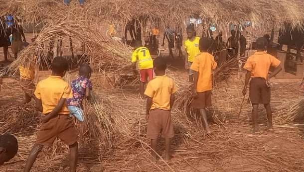 Oti Region: Pupils use class hours to build makeshift sheds as classrooms