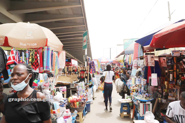 Odawna Market traders occupy pavements - Market remains closed since Nov. fire