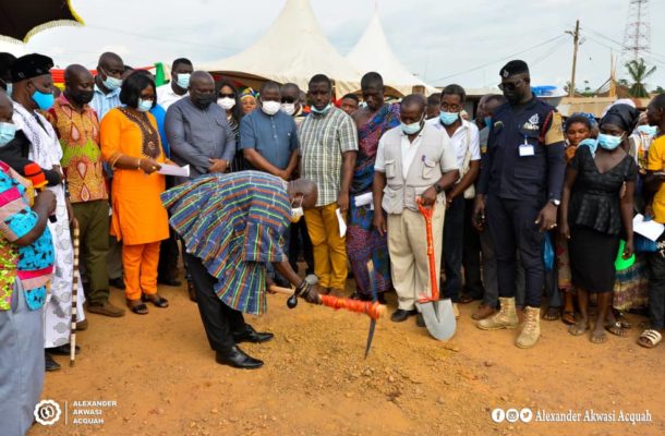 Gov't cuts sod for construction of new market at Akyem Oda
