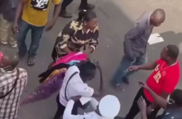 VIDEO: Man escapes mob attack after snatching lady's bag