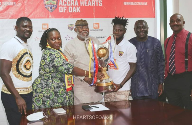 Hearts presents league trophy to Board of Directors