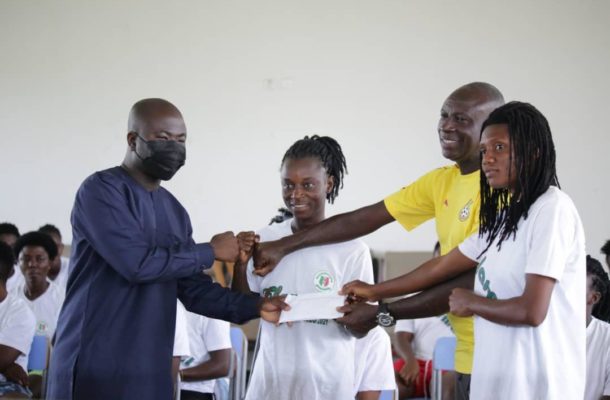 Vice President Bawumia presents $10,000 financial support to Hasaacas Ladies