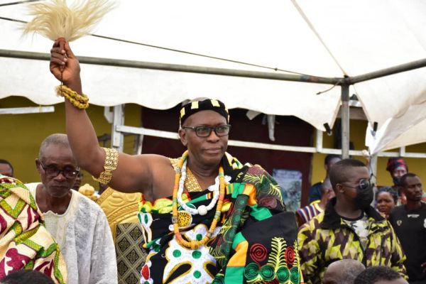 V/R: Togbe Kwasinyi Agyeman V enstools as Adidome new Chief