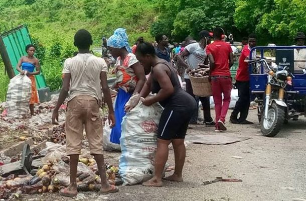 Residents of Asukawkaw ‘steal’ soft drinks at accident scene