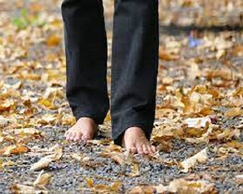 5 health benefits of walking barefooted on stones