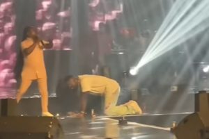 VIDEO: Sarkodie kneels before Obrafour at Rapperholic Concert