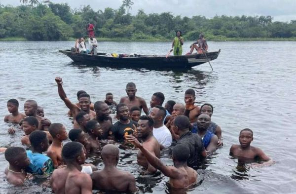 2023: Nigerian Presidential aspirant holds campaign rally inside river