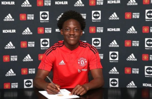 Ghanaian midfielder Kobbie Mainoo signs professional contract with Manchester United