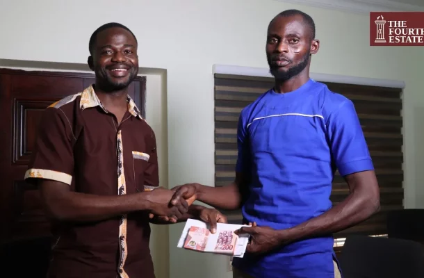 Bawumia gives GH¢20,000 to taxi driver who returned missing GH¢8,400
