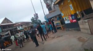 E/R: Man beaten to pulp for stealing Koko seller's phone (Video)
