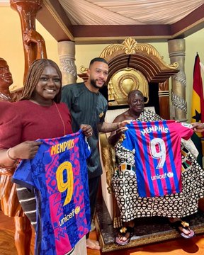 Barcelona forward Memphis Depay visits Asantehene