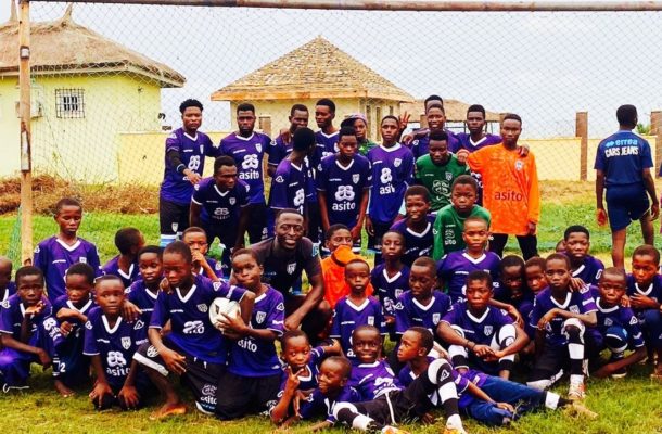 Robin Polley makes donation of jerseys and football to an Academy in Ghana