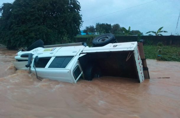 Western Region: Cars submerged in floodwater on Apremdo-Apowa road [Photos]