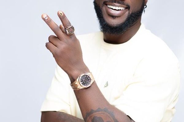 Kwabena Kwabena performs live to inaugurate Blackberry Lounge