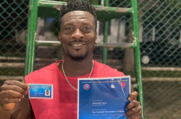 Asamoah Gyan receives his UEFA licen B coaching badge