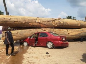 One person dead as logs fall on cars at Bogoso (Photos)