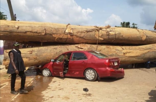 One person dead as logs fall on cars at Bogoso (Photos)