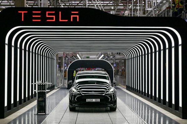 Tesla suspends production at Shanghai Plant