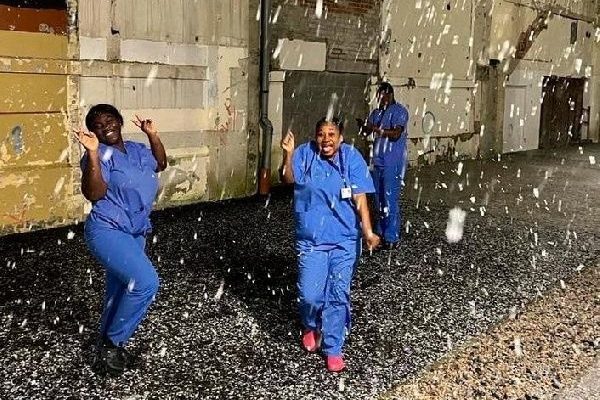 Ghanaian nurses in Ireland Pour onto the street to experience snow for first time