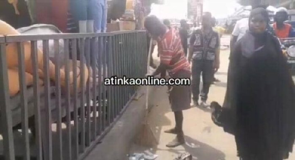 Man forced to sweep for 8 hours for dumping refuse at Kasoa overpass