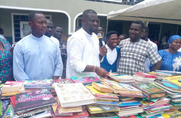 Annoh-Dompreh donates reading books to private school in Nsawam-Adoagyiri
