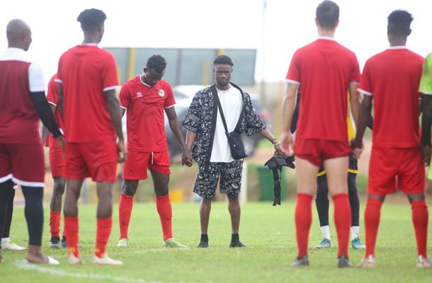 Joseph Amoako visits Asante Kotoko after his release from prison in Sweden