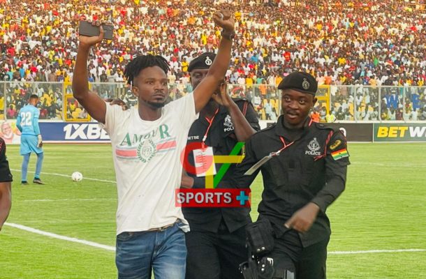 VIDEO: How pitch invader bypassed security onto the pitch in Ghana vs Angola match